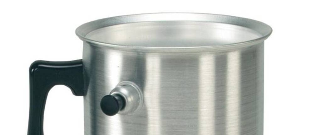 Simmertopf aus Alu von Krüger getestet: Eine Alu-Simmertopf mit Ventil vor einem weißen Hintergrund.