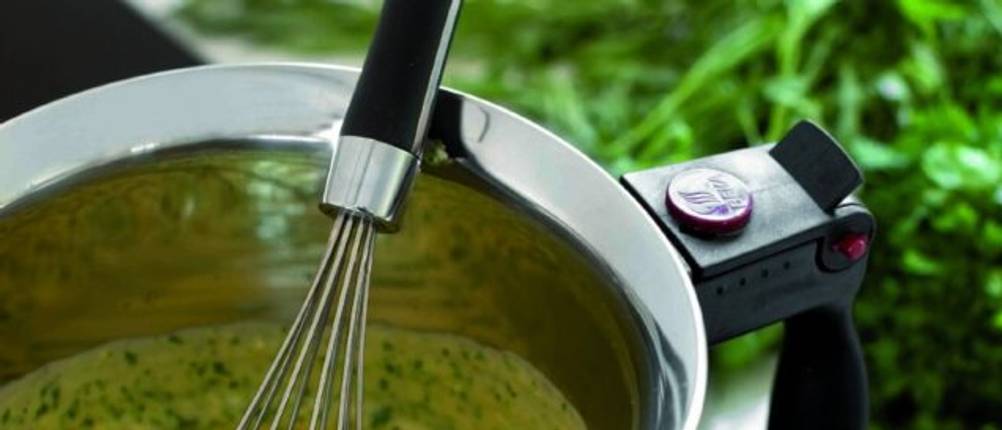 Simmertopf nach Anleitung im Test. Ein Simmertopf ist mit einer Suppe gefüllt. Im Simmertopf steht ein Schneebesen.