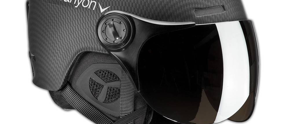 Skibrillen im Test: Skihelm mit Visier von der Seite