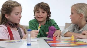 eine Gruppe Kinder, die Tabu spielen