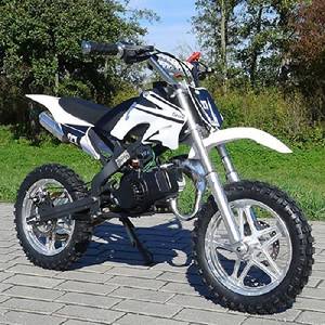 Kinder-Motorradhelm im Test. Ein Motocross-Bike in Weiß.