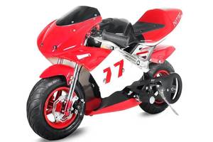 Mit dem Pocketbike und einem getesteten Kinder-Motorradhelm auf Tour.