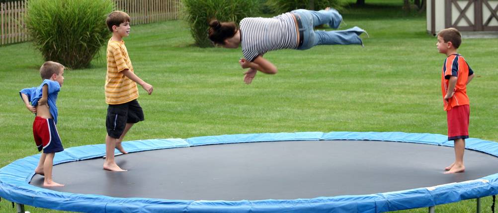 Sprünge auf dem Gartentrampolin