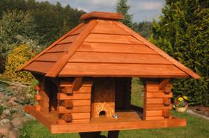 Eine großes Vogelhaus oder eine Vogelvilla wird auch von anderen Tieren gerne besucht.
