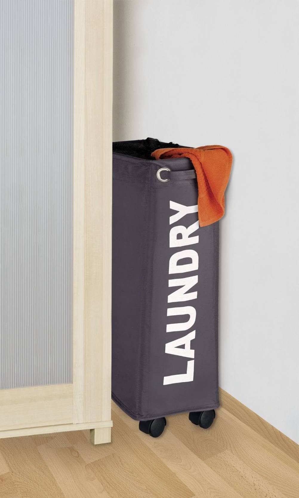 Wäschesammler-Test: graues, schmales Modell mit der weißen Aufschrift LAUNDRY