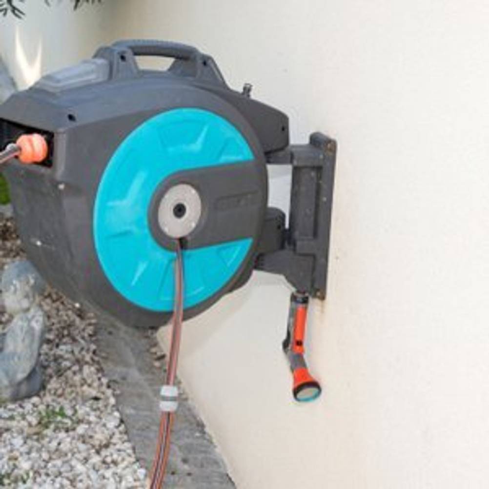 Wand-Schlauchbox von Gardena an einer Hauswand