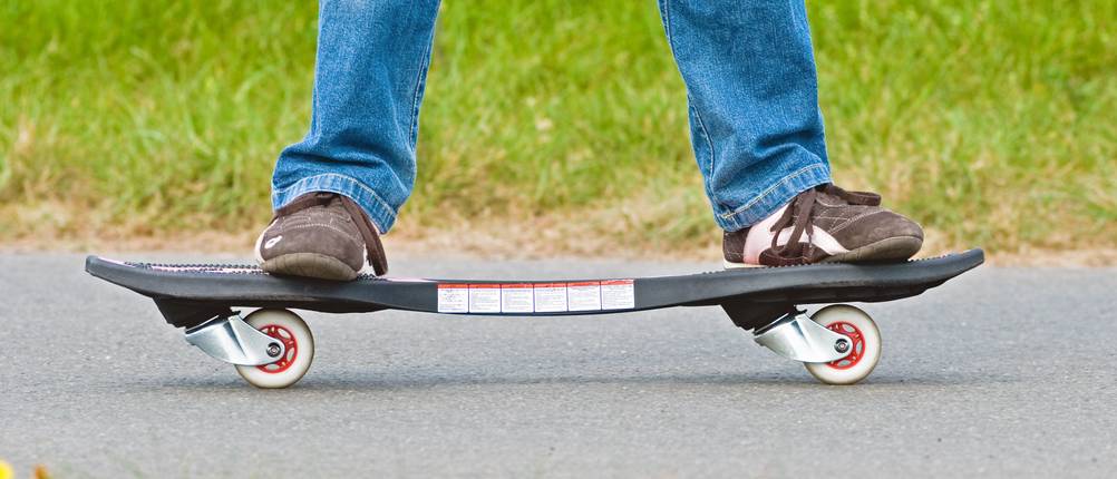 Waveboard-Test: Person steht auf einem Waveboard