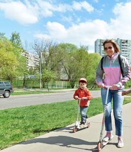 Laut StVO müssen Kinder bis acht Jahren auf dem Gehweg fahren.