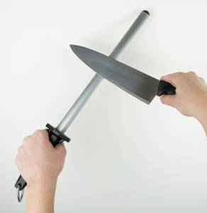 Wetzstahl im Test: ein Mann hält einen Wetzstahl und ein Messer in der Hand