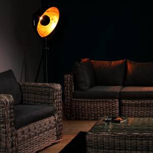 Stehlampe-Test: Zu sehen ist eine Stehlampe im industriellen Stil, die in eine Ecke zwischen zwei Sofas platziert ist.