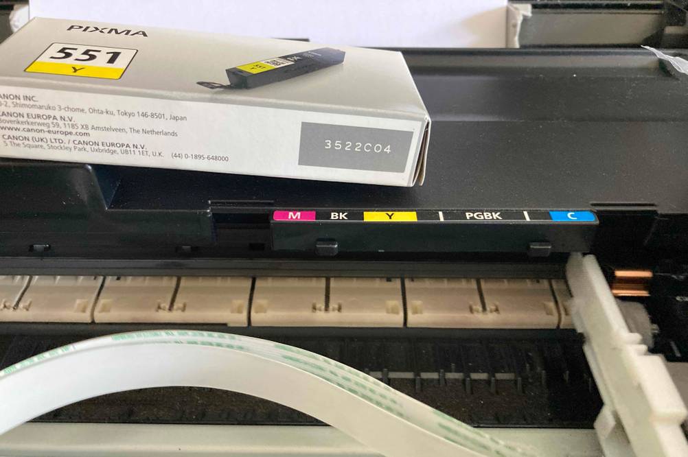 Originalpatrone auf dem offenen A3-Drucker-Canon-Pixma