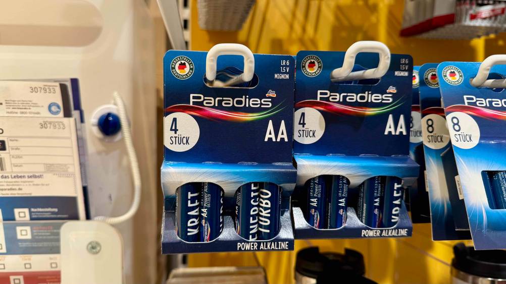 AA-Akku getestet: Mehrere Packungen hängen in einem Regal.