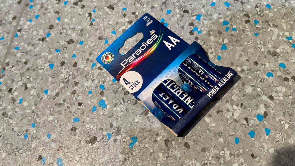 Eine Packung der getesteten AA-Akkus liegt auf dem Boden.