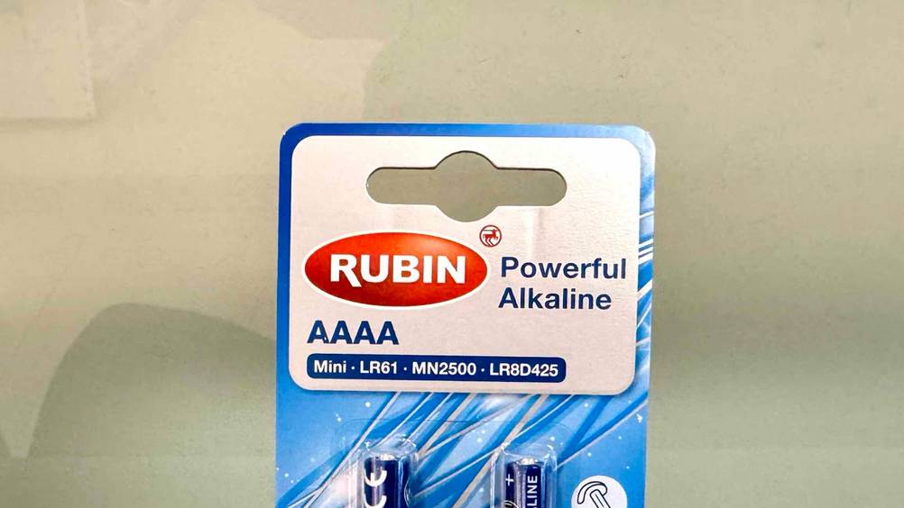 AAAA-Batterie im Test: Nahaufnahme der Verpackung mit Logo und Artikelbezeichnung.