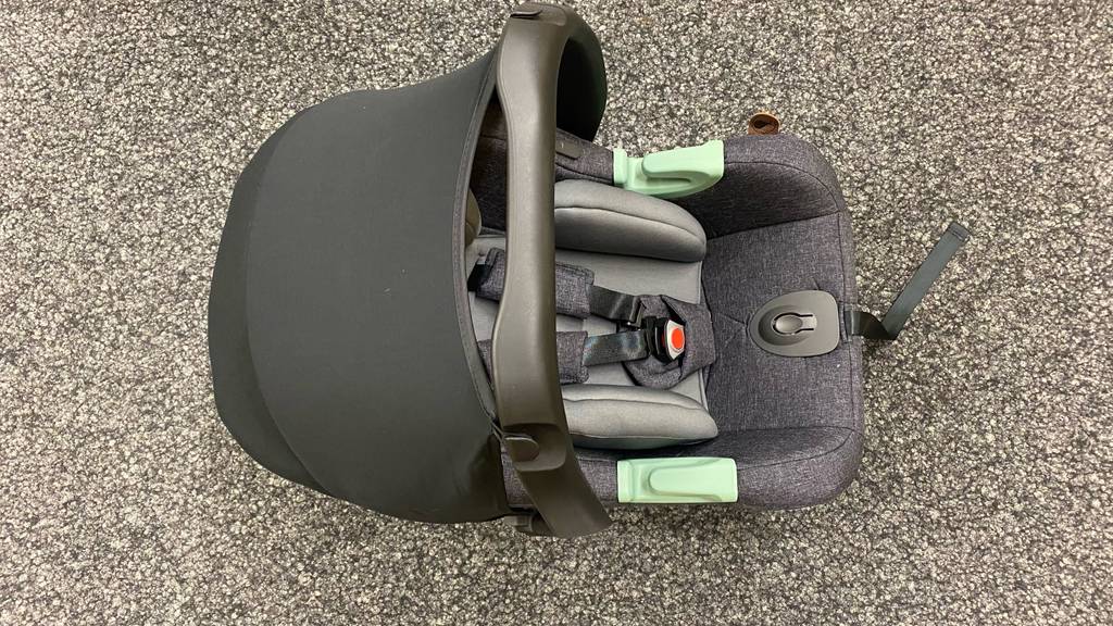 Getesteter Kindersitz der Gruppe 0 hat ein zum größten Teil graues und schwarzes Design. 