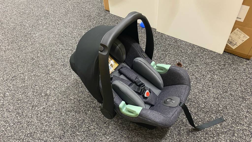 Kindersitz der Gruppe 0 getestet: Kindersitz steht auf einem grauen Teppich.