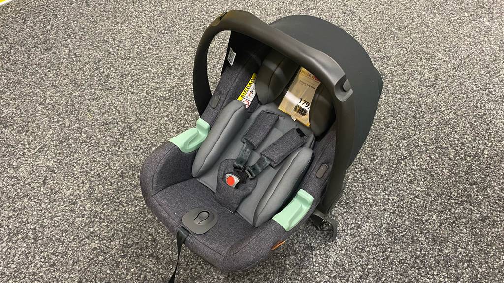 Kindersitz der Gruppe 0 im Test: Kindersitz steht auf dem Boden.