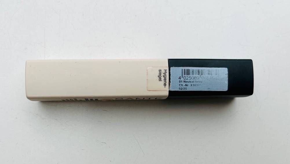 Abdeckstift getestet: Seitenansicht mit Farbinformationen.