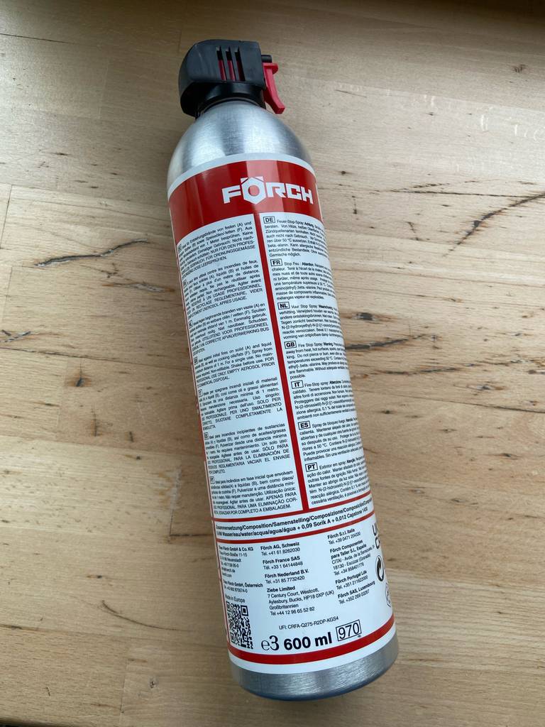 ABF Feuerlöscher im Test: Ansicht der Produkt- und Anwendungsbeschreibung auf einem 600-ml-Druckbehälter.