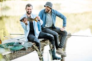 Auf Karpfenmatten wird der Fisch vorsichtig vom Angelhaken befreit.
