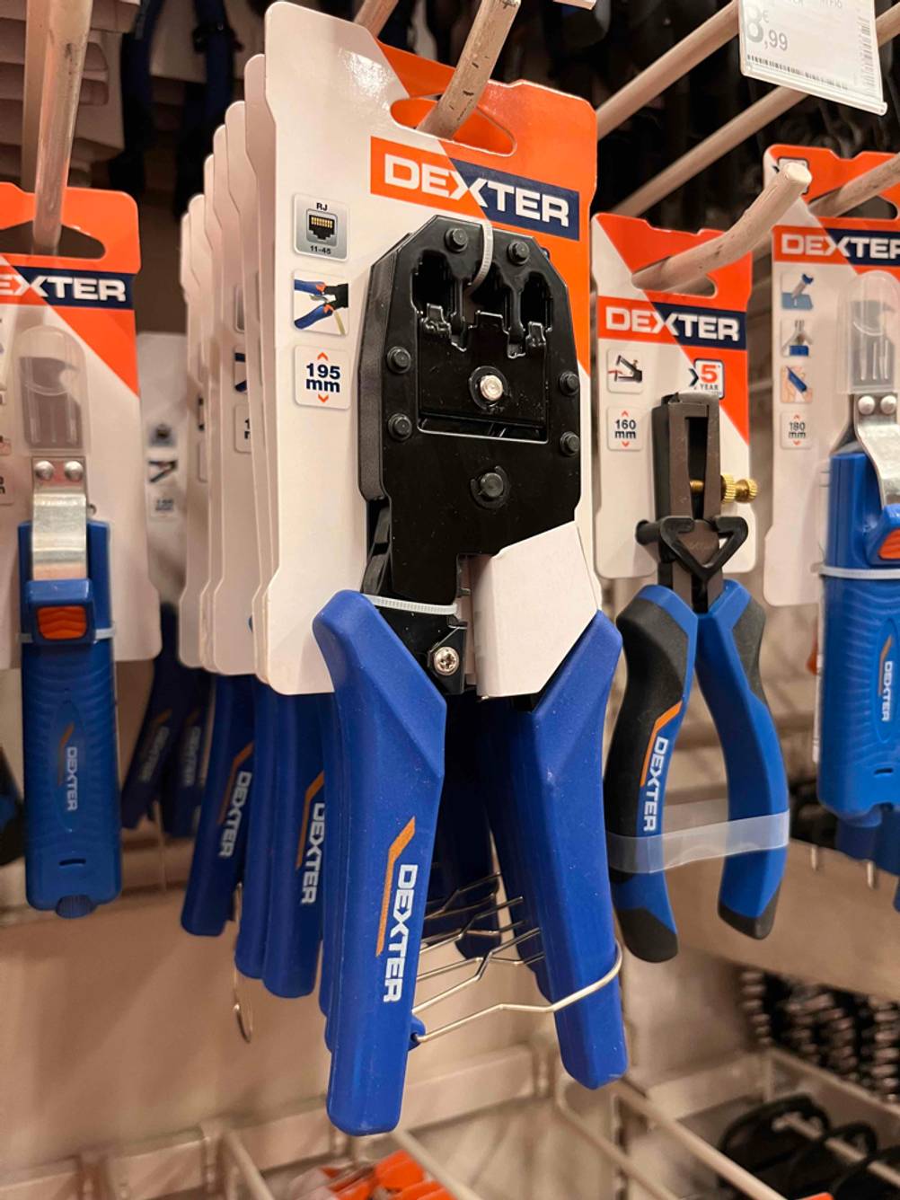 In den Geschäftsregalen hängen mehrere getestete Abisolierzangen. 