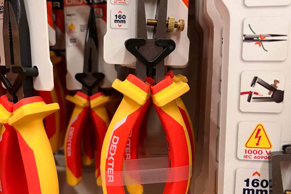 Mehrere getestete Abisolierzangen befinden sich in den Regalen von den Geschäften. 