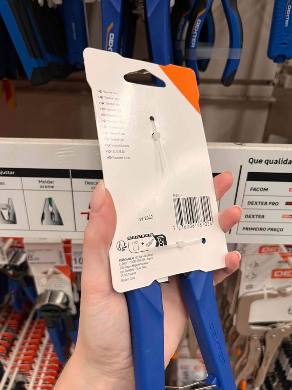 In der Hand befindet sich eine getestete Abisolierzange.