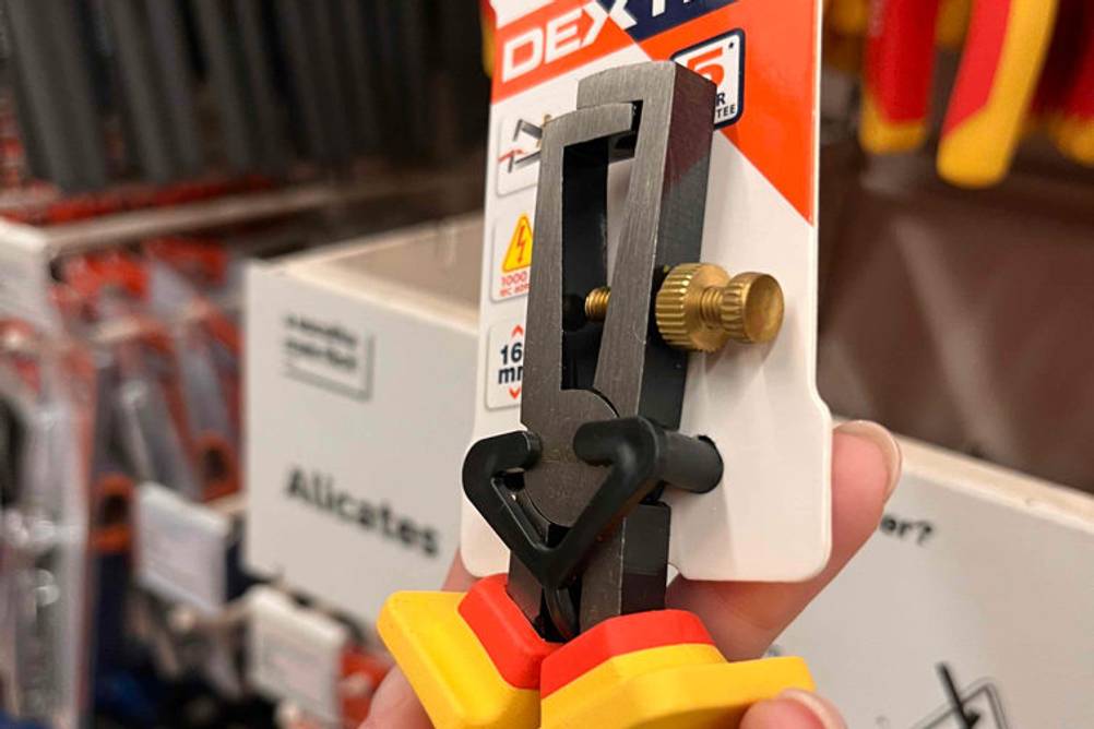 Abisolierzange im Test: In der Hand befindet sich eine Abisolierzange mit einem Durchmesser von 160 mm.