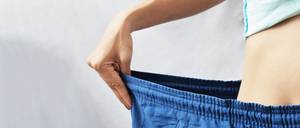 Papain-Test: Eine Frau zieht am Bund Ihrer Hose. 