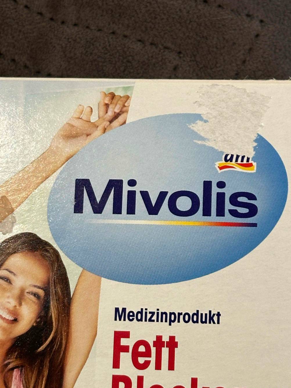 Im Test: Nahaufnahme des Logos auf der Vorderseite der Originalverpackung.