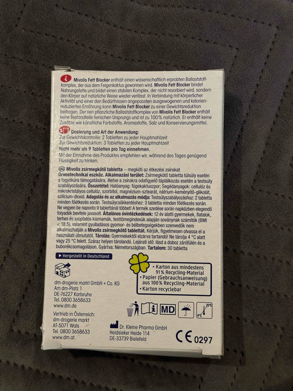 Abnehmpillen-Test: Eine Packung mit der Rückseite nach oben auf einer dunklen Fläche.