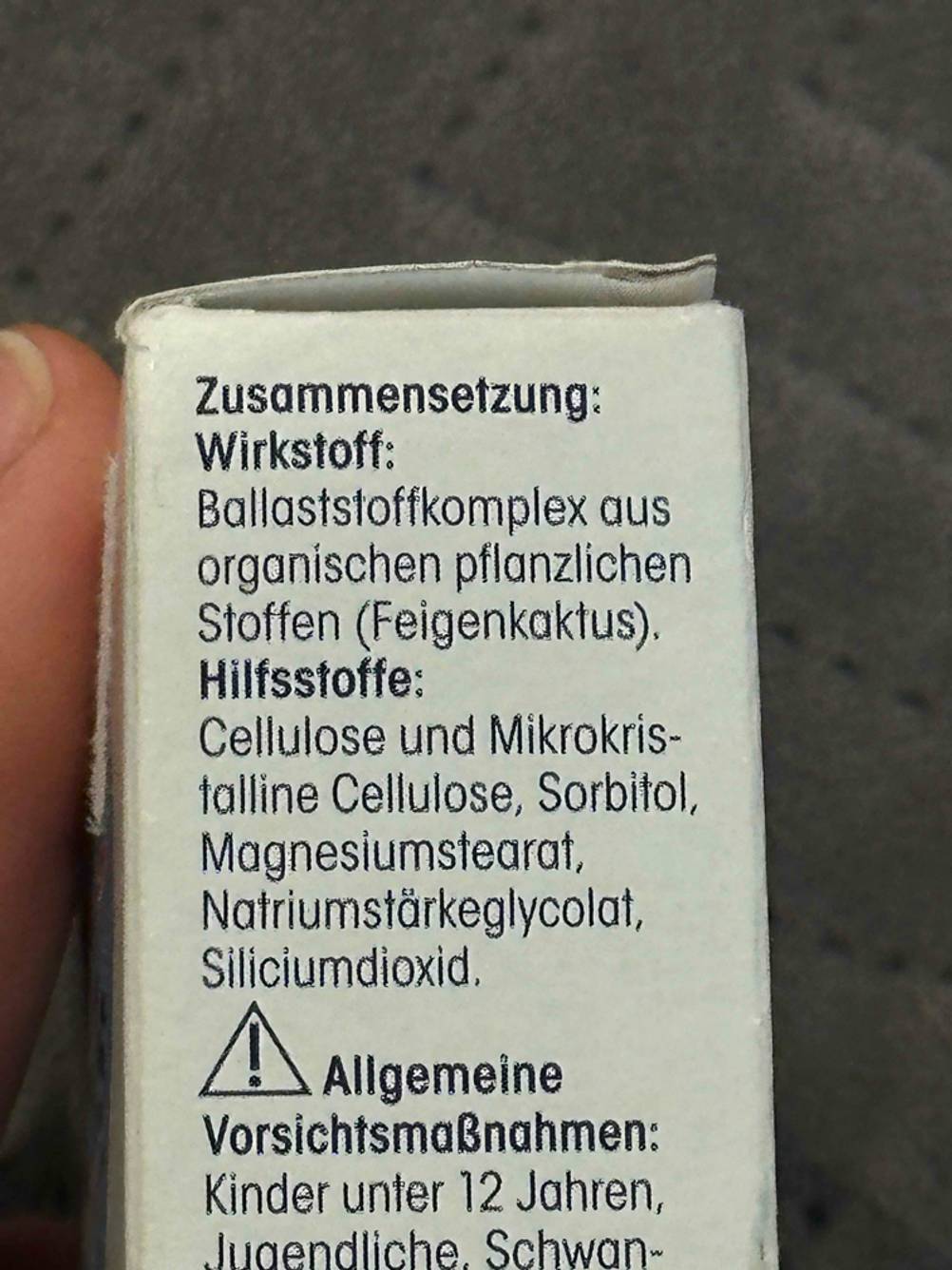 Nahaufnahme der Seite einer Packung der getesteten Abnehmpillen mit Angaben zur Zusammensetzung.