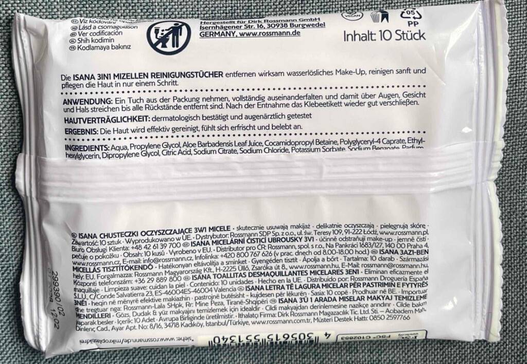 Abschminktücher im Test: Eine weiße 10-Stück-Kunststoffpackung mit rückseitiger Produktinformation liegt auf einem grauen Gewebe.