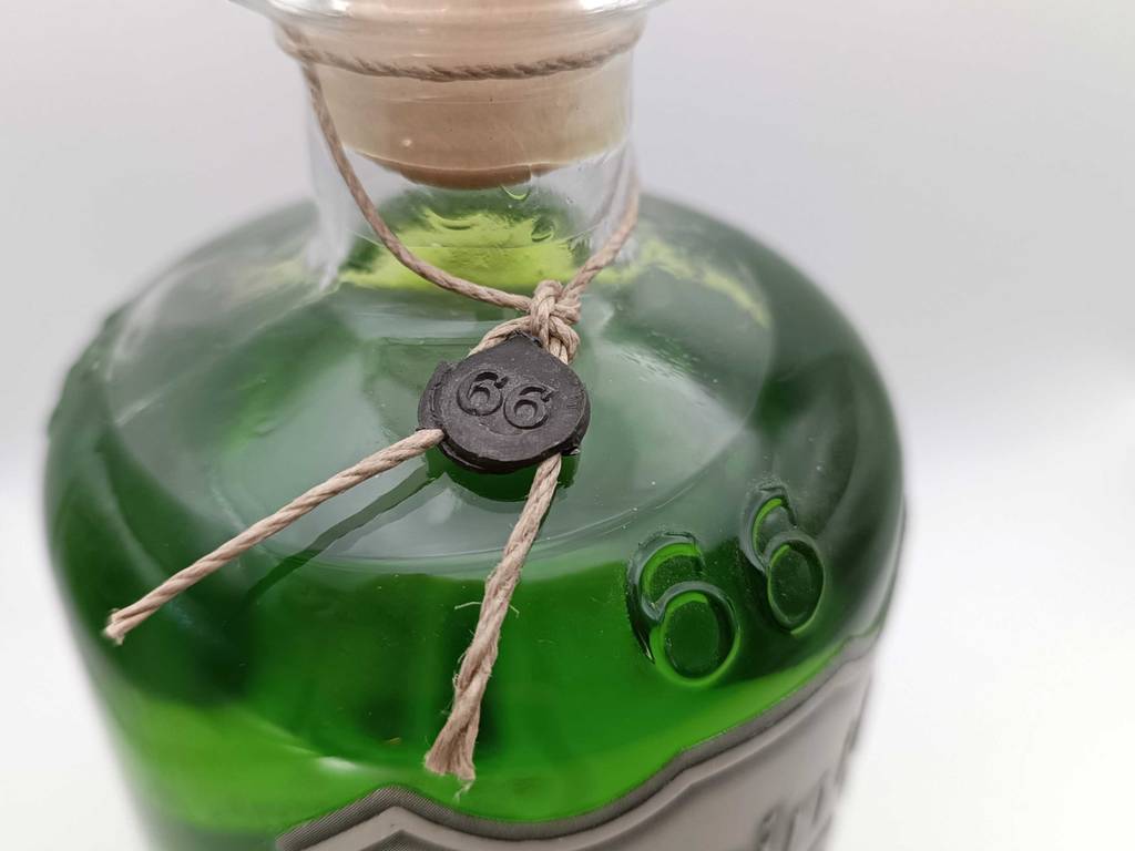 Absinth getestet: Nahaufnahme des Verschlusses mit Details einer Flasche Absinth. 