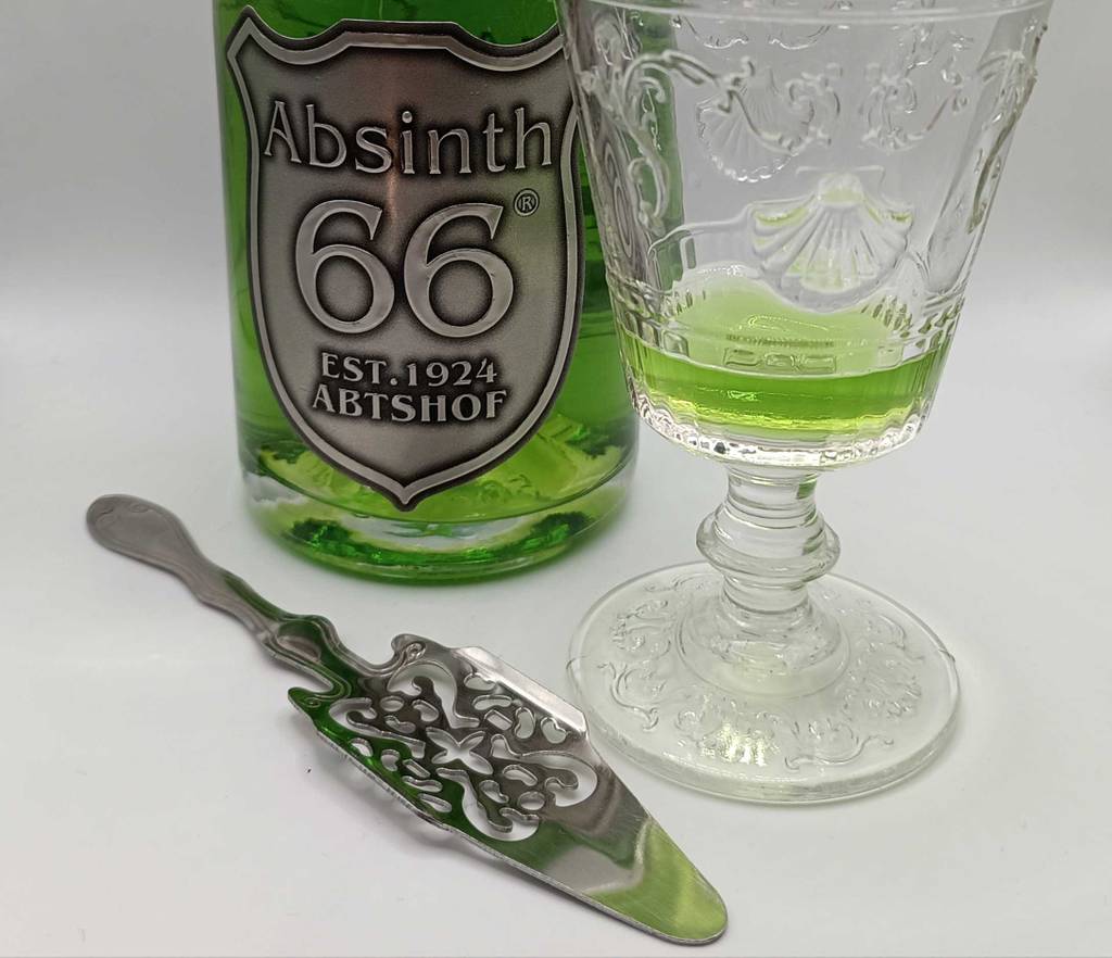 Absinth getestet: ein Absinth-Set mit Absinth, Absinth-Glas und Absinth-Löffel