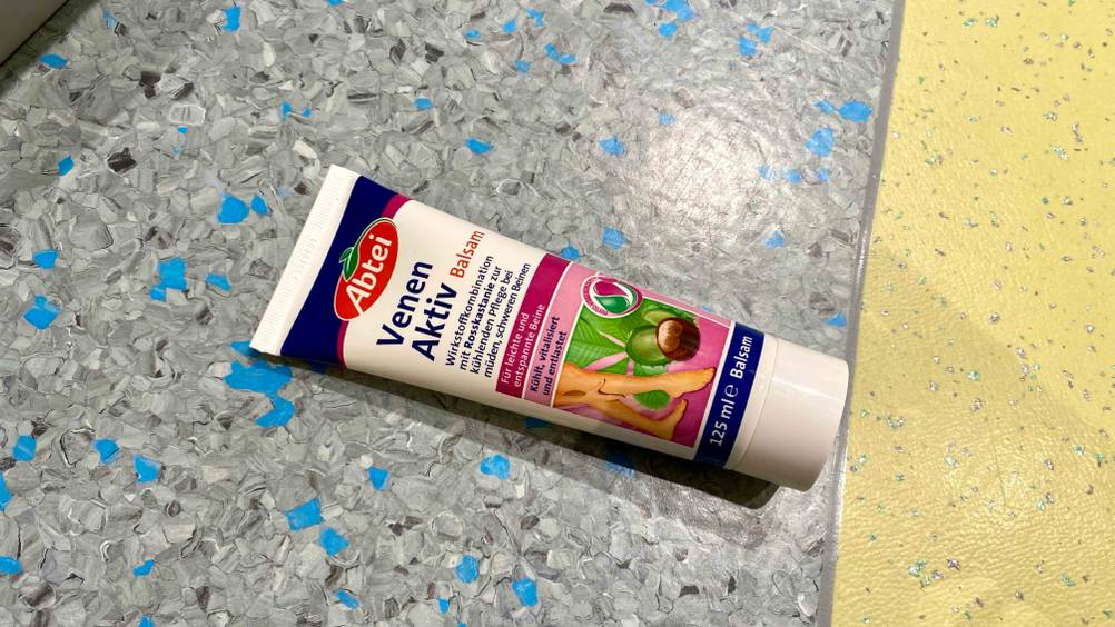 Venensalbe getestet: Tube liegt auf dem Boden.
