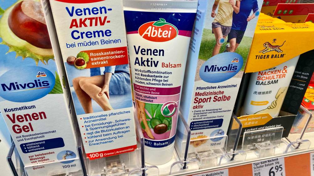 Venensalbe im Test: Einige Produkte stehen nebeneinander.