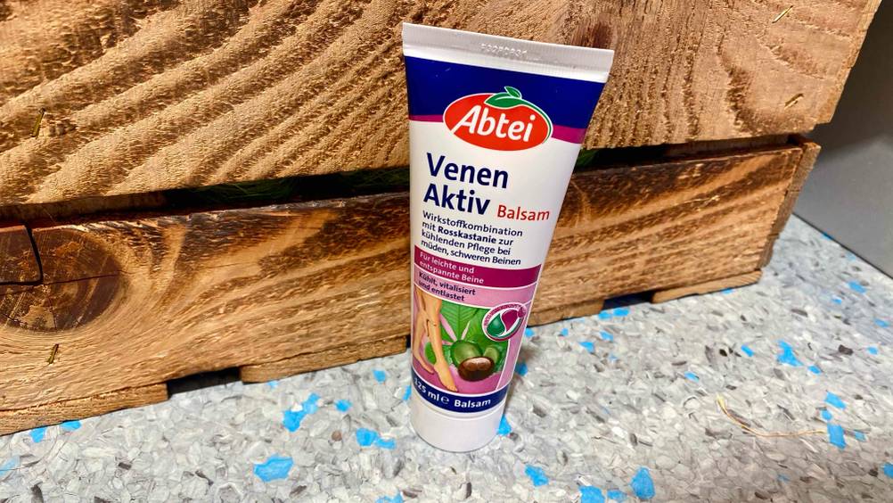 Getestete Venensalbe steht auf mehrfarbigen Untergrund.