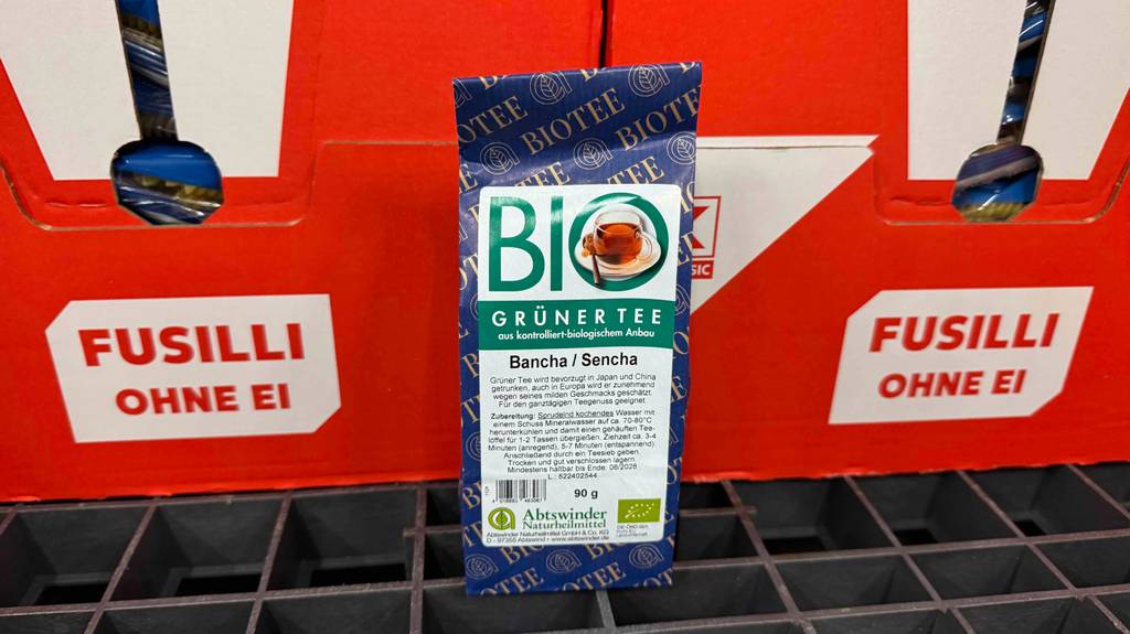 Vor Kartons mit Nudeln steht eine Packung Bancha-Tee im Test.