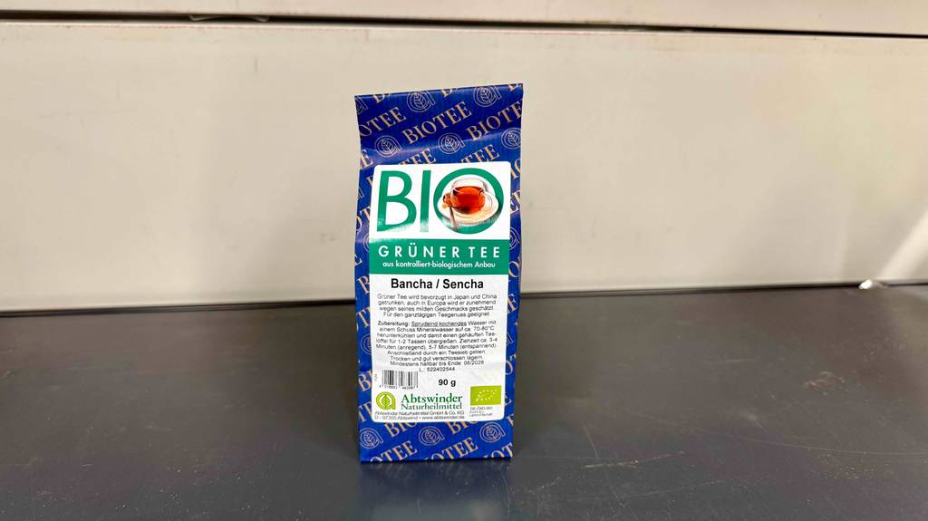 Getestet: Bancha-Tee in der 90-g-Verpackung steht auf dem Boden.