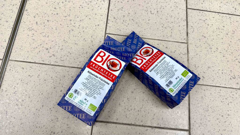 Im Test: Der Bio-Früchtetee befindet sich innerhalb zwei 90-g-Verpackungen auf einem Fliesenbelag.
