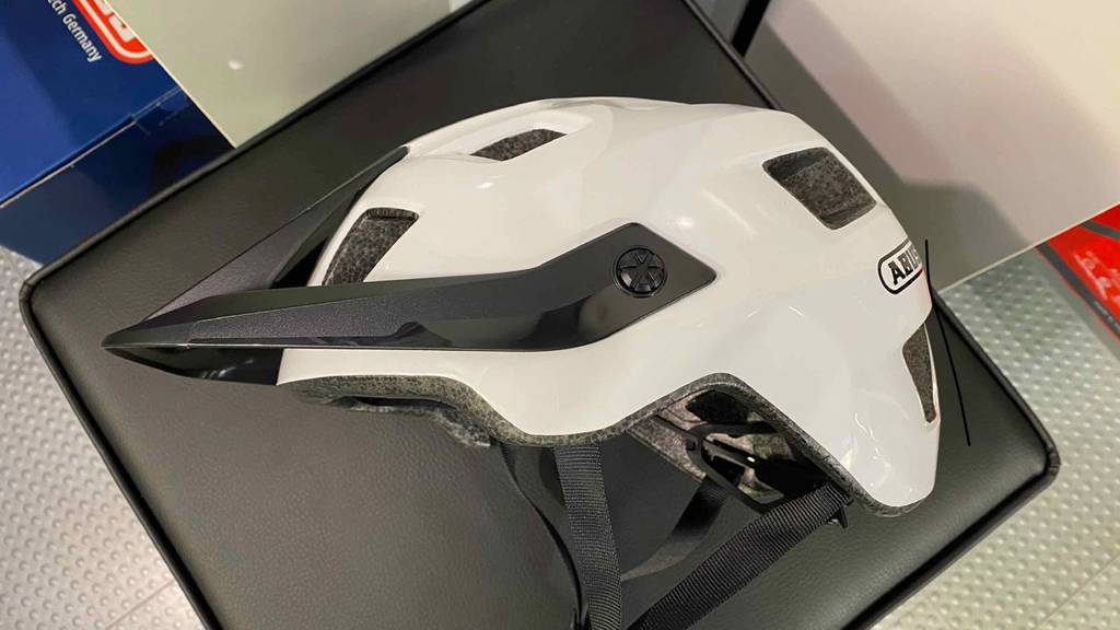Abus-Fahrradhelm Arduro 2.0 im Test: Helm liegt auf schwarzem Untergrund.