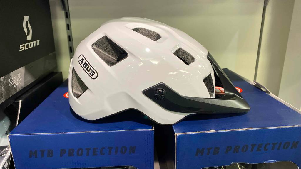 Abus-Fahrradhelm Arduro 2.0 getestet: Markenname ist auf dem Helm abgebildet.