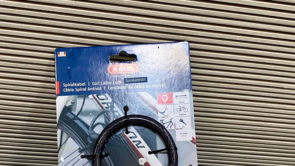Nahaufnahme des Labels auf der Vorderseite des getesteten Abus-Fahrradschlosses mit Logo und Infografiken.