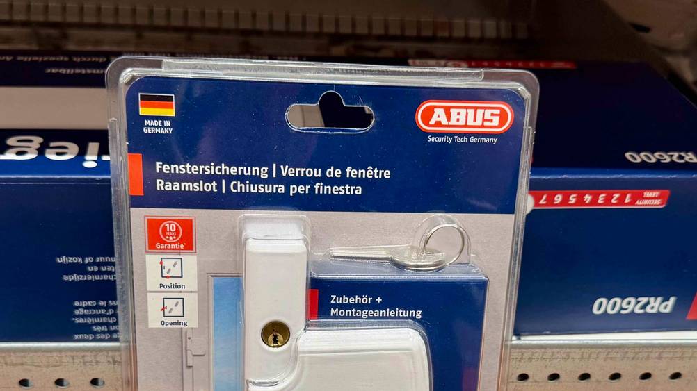 Abus-Fenstersicherung im Test: Nahaufnahme der Originalverpackung mit Logo und Artikelbezeichnung.