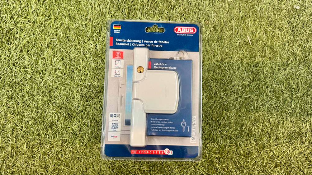 Getestet: Die Abus-Fenstersicherung in der Originalverpackung auf Kunstrasen.