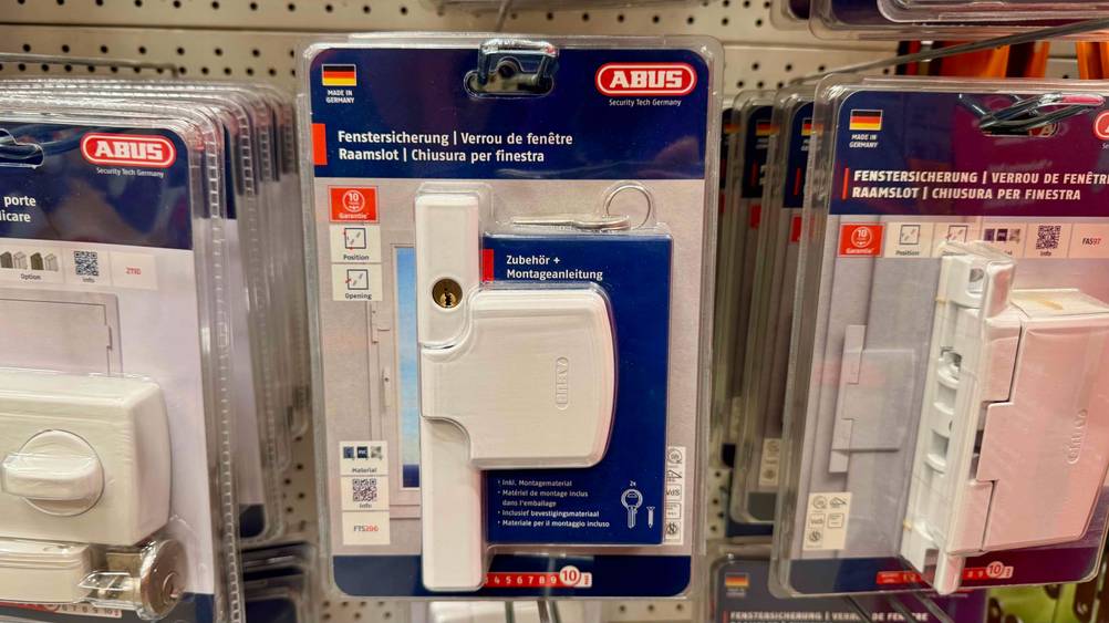 Die getestete Abus-Fenstersicherung hängt neben anderen Produkten in einem Verkaufsregal.