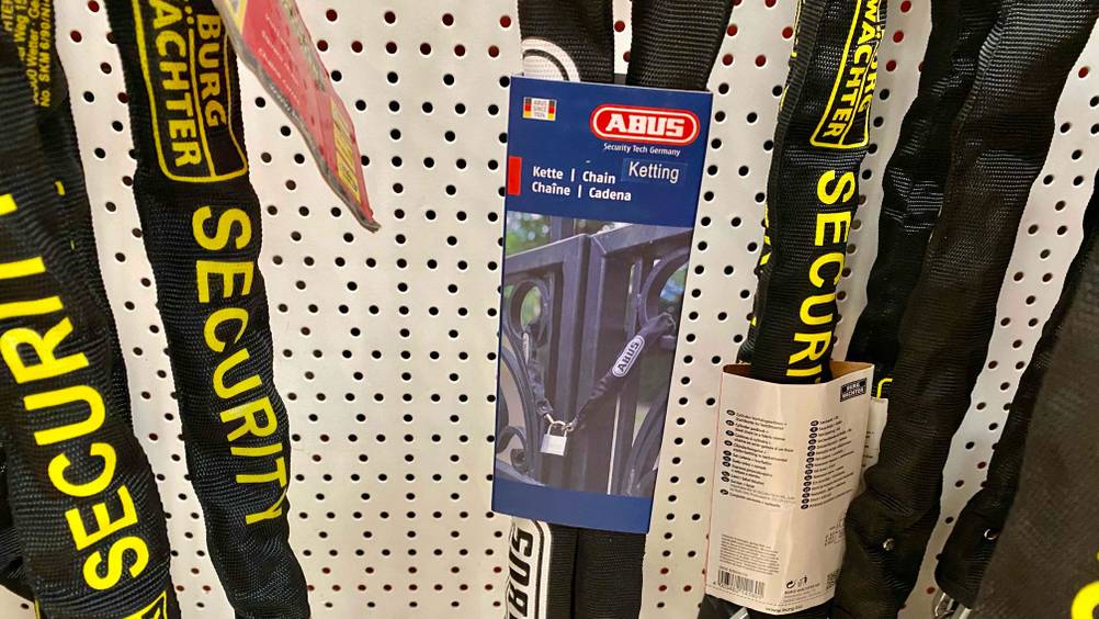 Einige der getesteten Abus-Kettenschlösser hängen nebeneinander.