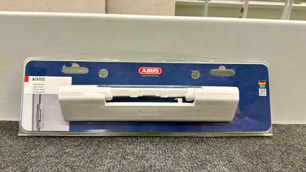 Im Test: Auf einem verpackten Türschließer ist der Markenname eingraviert.