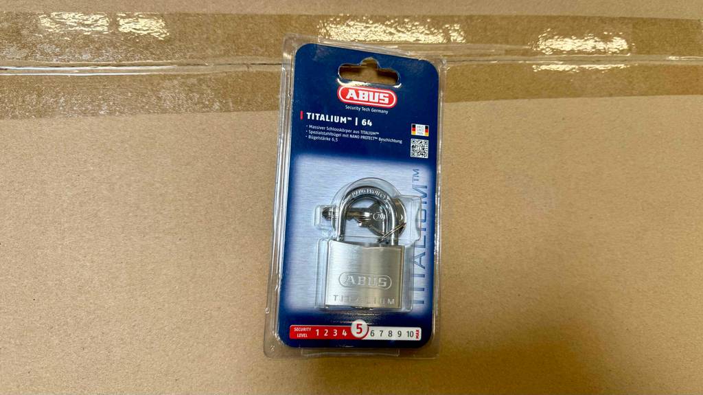Auf dem Kartonblister eines getesteten Abus-Vorhängeschloss stehen Informationen zur Funktion.